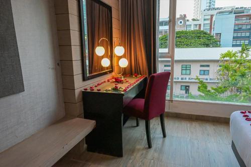 Boss Suites Nana Hotel - Tap to explore photos