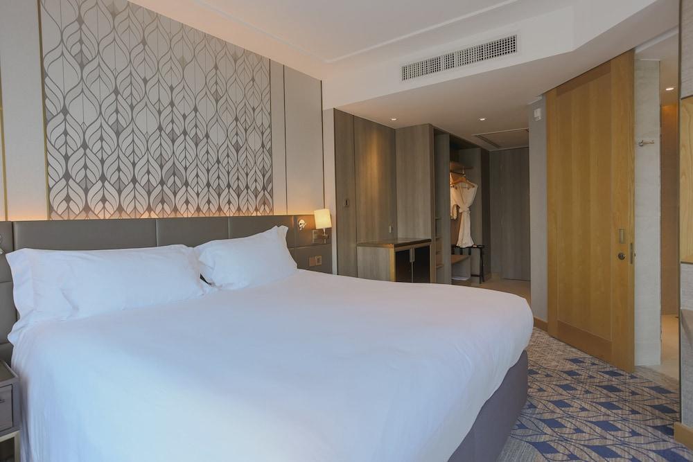 Centara Grand at CentralWorld Room Type - Deluxe Hollywood Ratchaprasong View