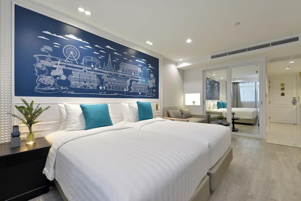 Centre Point Plus Hotel Silom Room Type - Premier Triple Room, 2 Queen Beds