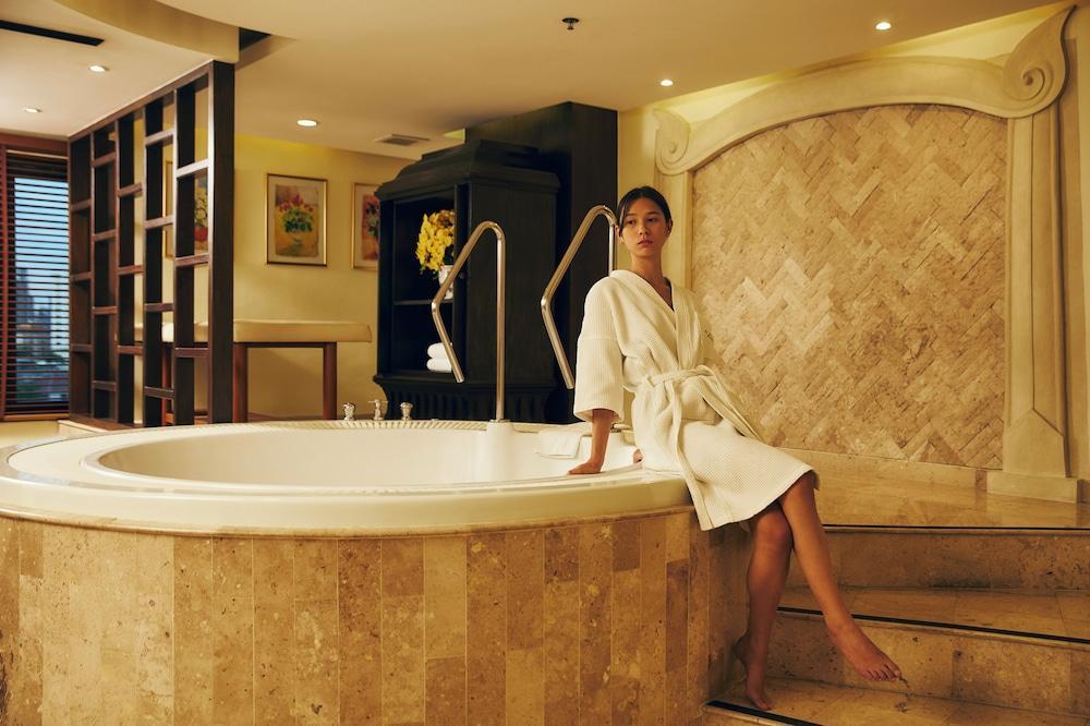 The Davis Bangkok Hotel Room Type - Diplomat Suite (With Jacuzzi) (Corner Wing) The Davis Bangkok Hotel Room Type - Diplomat Suite (With Jacuzzi) (Corner Wing)