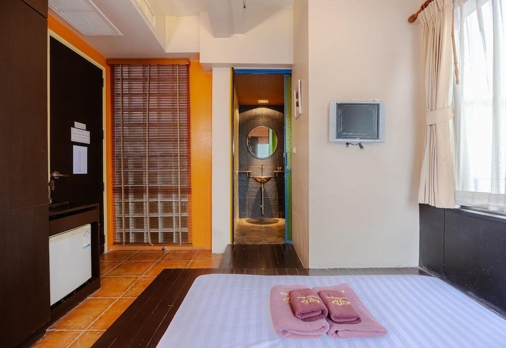 Collection O Diamond House Khaosan - Tap to explore photos