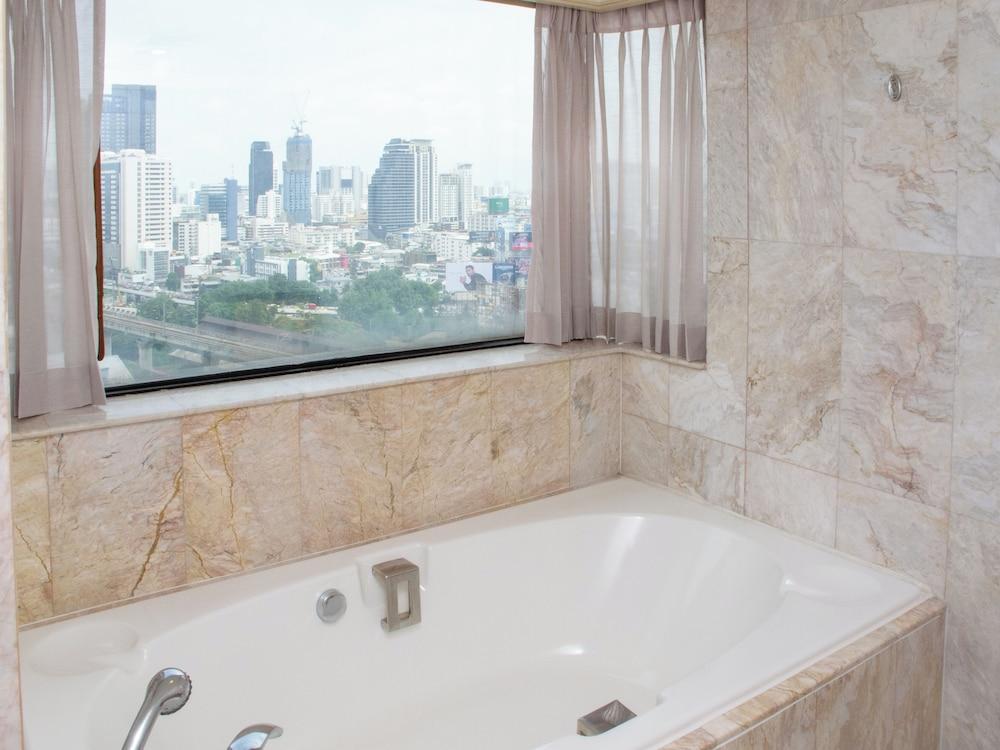 Ramada by Wyndham D MA Bangkok Room Type - Honeymoon Room with Bathtub