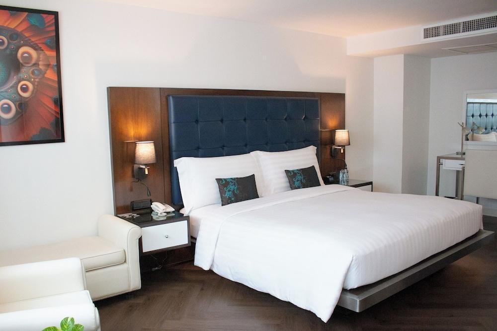 Night Hotel Bangkok - Asoke Sukhumvit 15 - Tap to explore photos