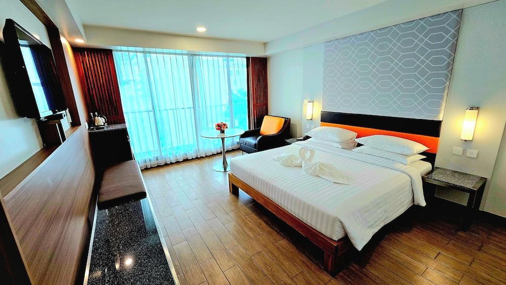 Dynasty Grande Hotel Room Type - Deluxe Double Room, 1 King Bed, Non Smoking