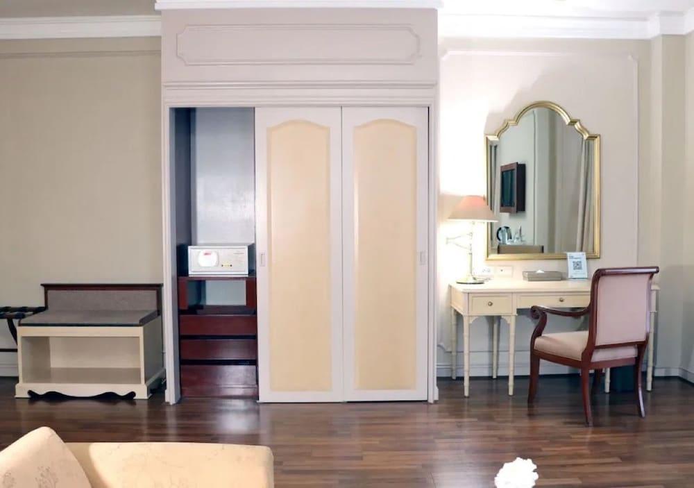The Emerald Hotel Bangkok Ratchada Room Type - Deluxe Room, Bathtub