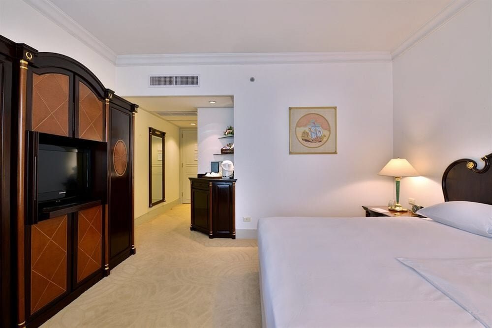 Evergreen Laurel Hotel Bangkok - Tap to explore photos