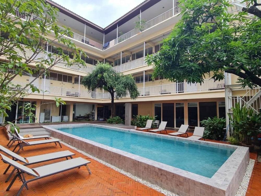 Feung Nakorn Balcony Rooms and Cafe - Tap to explore photos