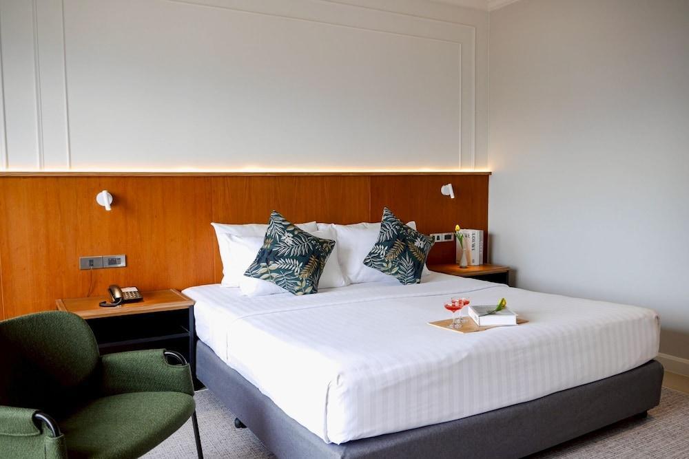Forum Park Hotel Room Type - Premier Double Room, Balcony