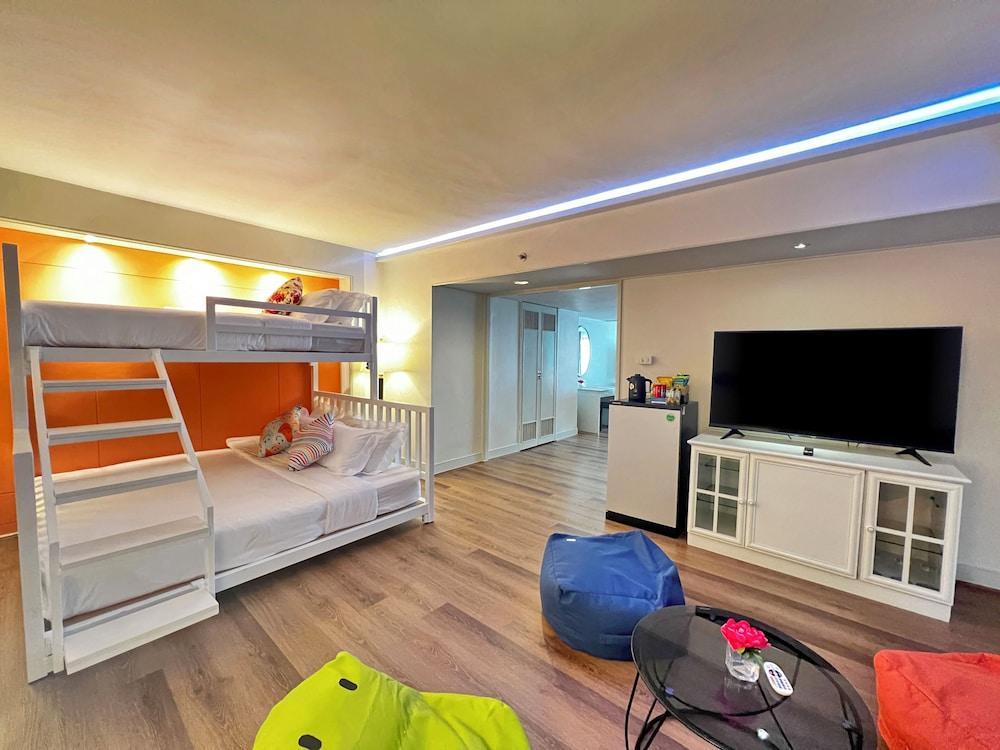 Grand China Bangkok Room Type - Family Club Suite Room (6 persons) Grand China Bangkok Room Type - Family Club Suite Room (6 persons)