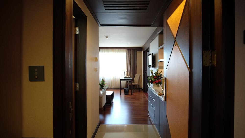 Zenith Sukhumvit Hotel, Bangkok - Tap to explore photos