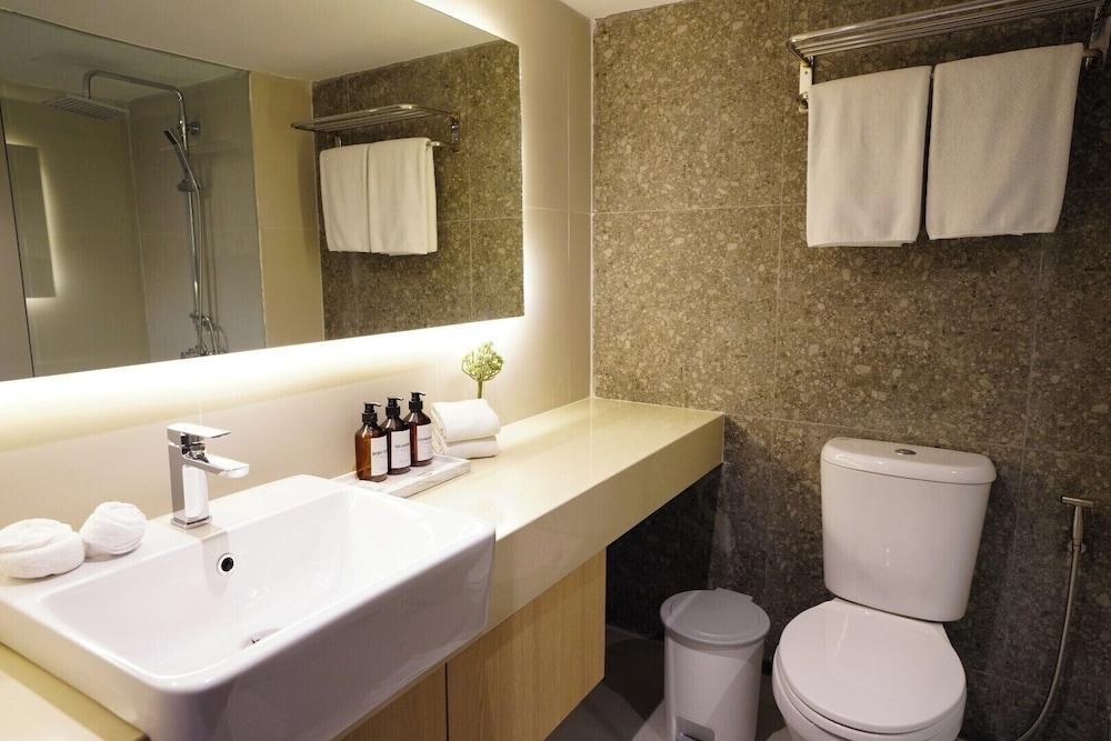 Cross Vibe Bangkok Srinakarin Room Type - Deluxe Premium Room