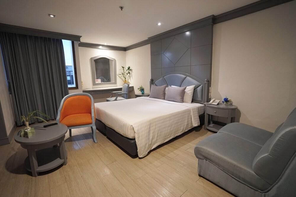 Cross Vibe Bangkok Srinakarin Room Type - Corner Suite Room