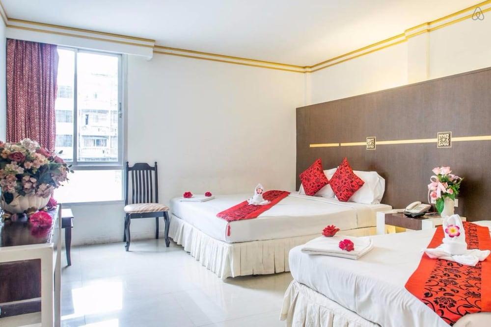 Khurana Inn Room Type - Deluxe Twin Room with Balcony (City View)