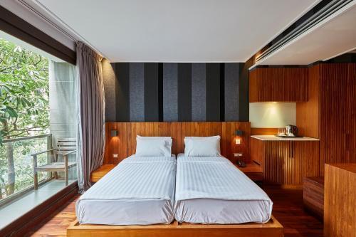 LUXX Langsuan Hotel Room Type - Studio Twin Bed