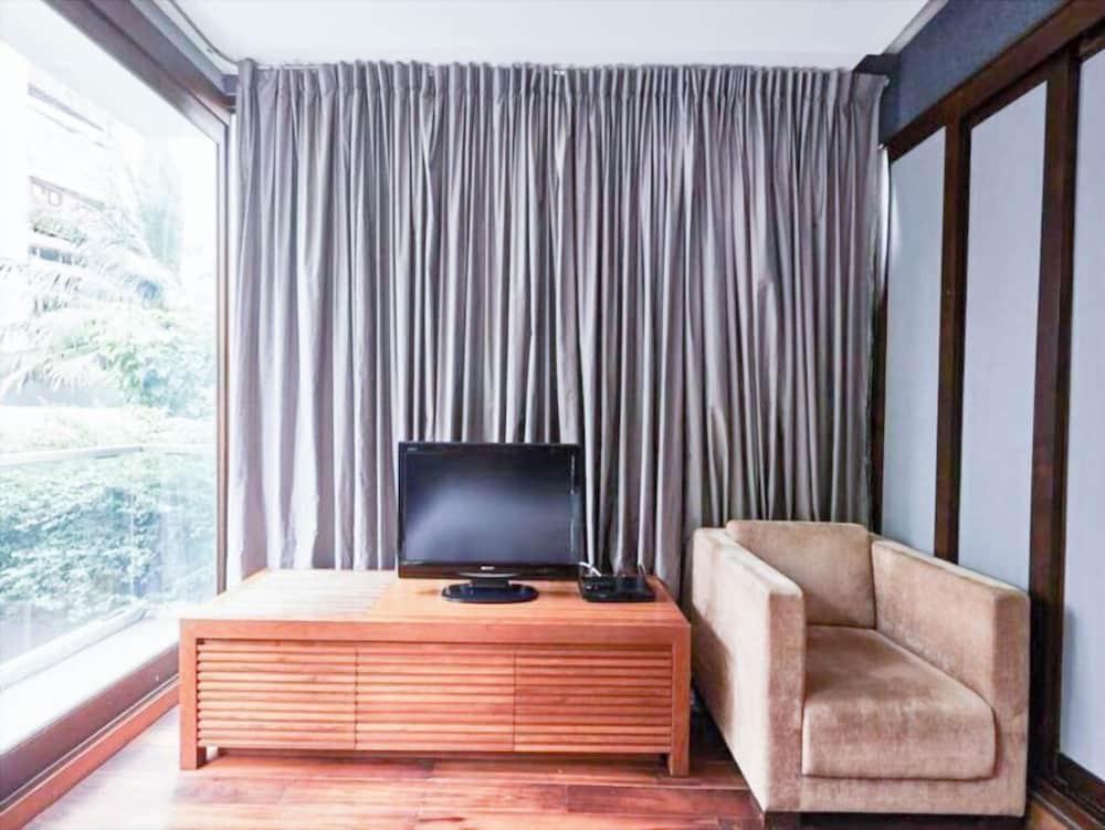 LUXX Langsuan Hotel Room Type - Studio Corner (King Size Bed)
