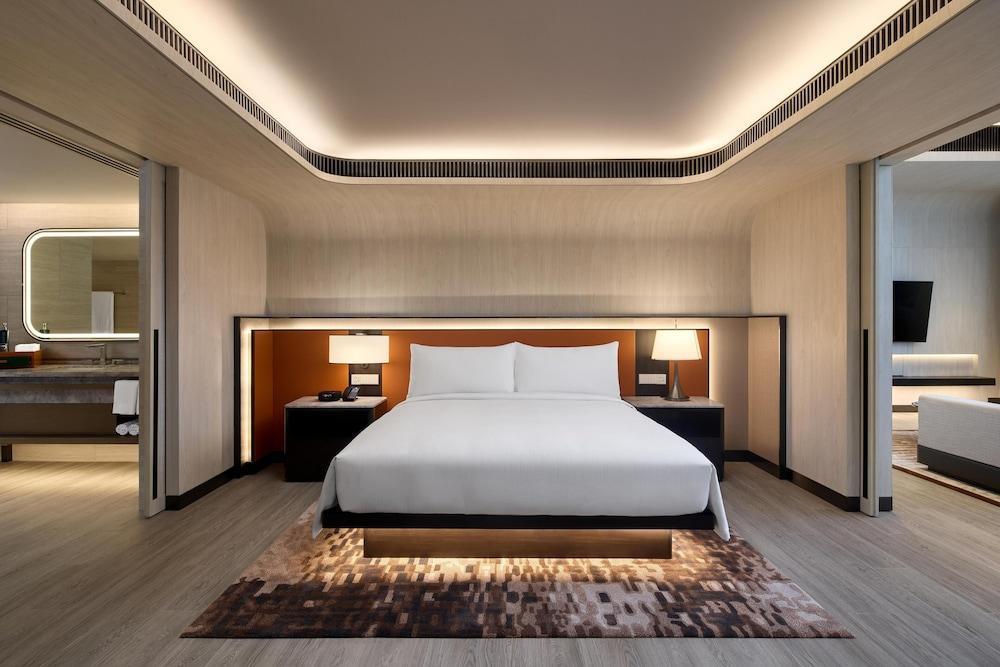 DoubleTree by Hilton Bangkok Ploenchit Room Type - Suite, 1 Bedroom