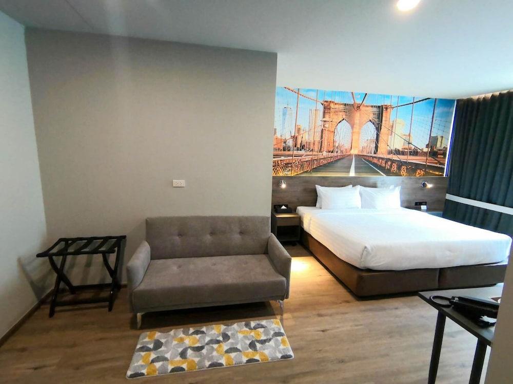 Hotel Manhattan Sukhumvit 15 Bangkok Room Type - Premier Double Room, 1 King Bed
