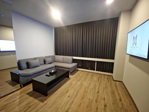 Hotel Manhattan Sukhumvit 15 Bangkok - Tap to explore photos