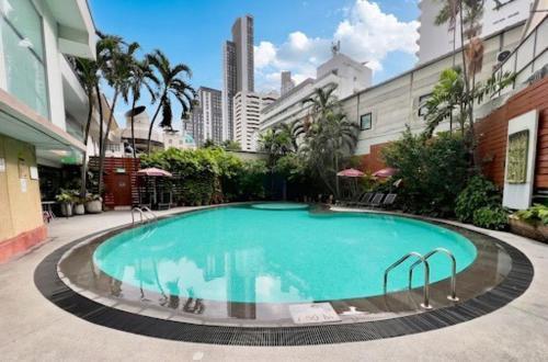 Hotel Manhattan Sukhumvit 15 Bangkok - Tap to explore photos