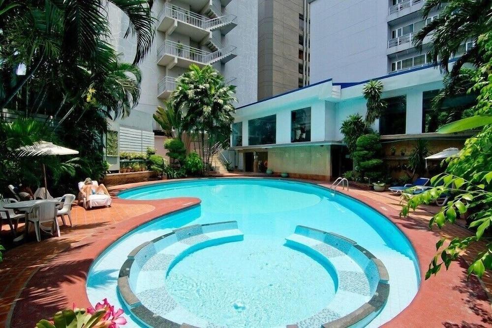Hotel Manhattan Sukhumvit 15 Bangkok - Tap to explore photos