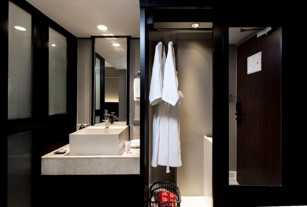 Ramada Plaza by Wyndham Bangkok Menam Riverside Room Type - 1 King Bed Superior Room