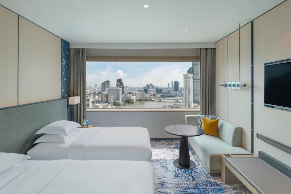 Millennium Hilton Bangkok - Tap to explore photos