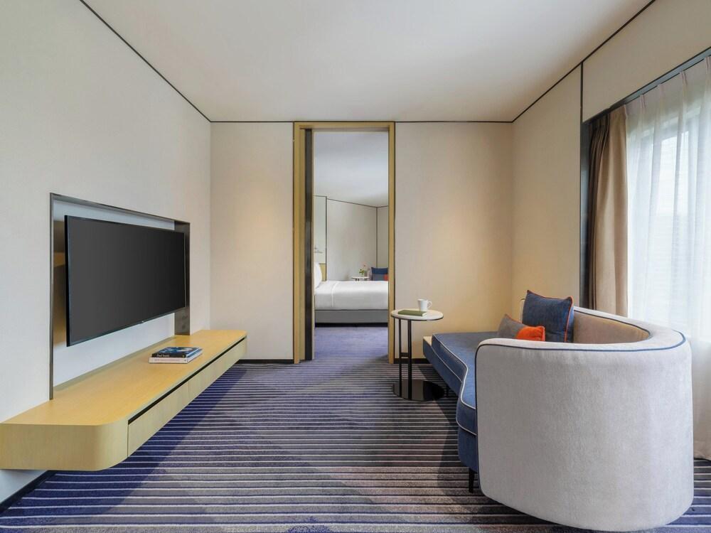 Crowne Plaza Bangkok Lumpini Park Room Type - Junior Suite, 1 King Bed, Kitchenette Crowne Plaza Bangkok Lumpini Park Room Type - Junior Suite, 1 King Bed, Kitchenette