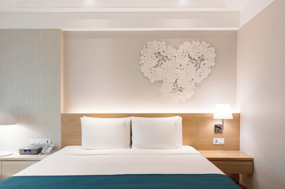Holiday Inn Bangkok Room Type - 1 King Bed Standard Smoking