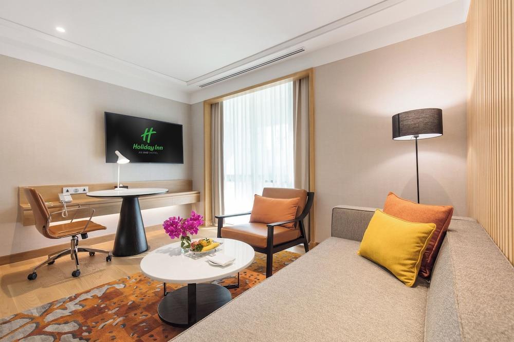 Holiday Inn Bangkok Room Type - Suite, 1 Bedroom (Living Area)