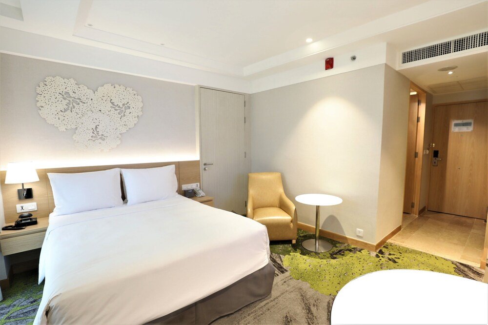 Holiday Inn Bangkok - Tap to explore photos