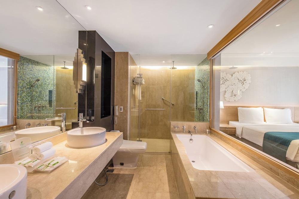 Holiday Inn Bangkok Room Type - Suite, 1 Bedroom, Bathtub (Living Area), Smoking