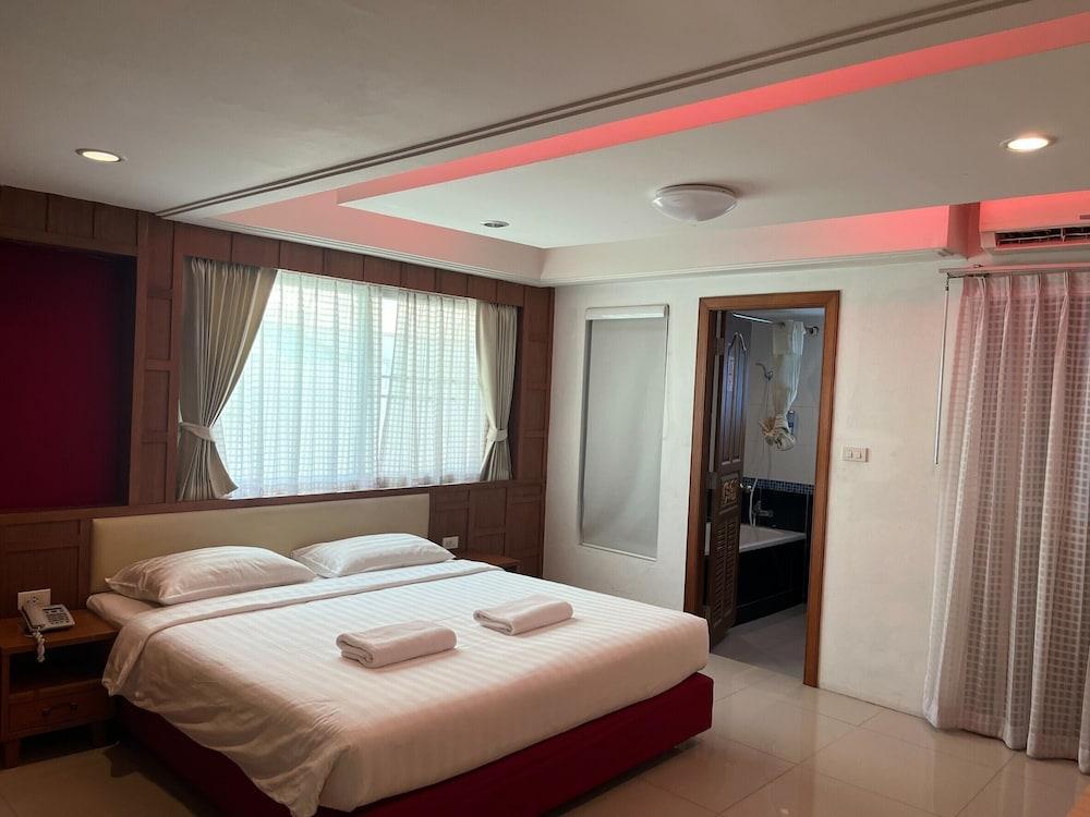 Gusto Pratunam Hotel Room Type - Deluxe Double ( DLD )