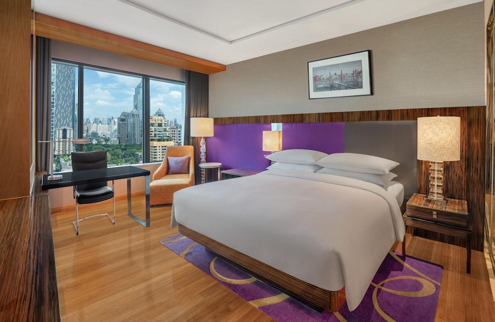 Renaissance Bangkok Ratchaprasong Hotel Room Type - Executive Room, 1 King Bed, Smoking