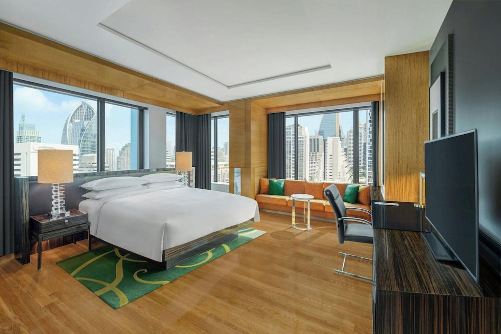 Renaissance Bangkok Ratchaprasong Hotel Room Type - Club Suite, 1 King Bed, Smoking, Corner