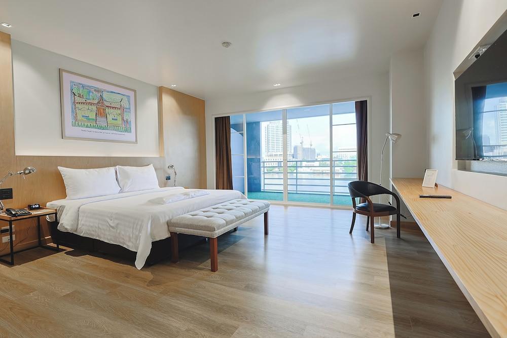 The Royal River Hotel Room Type - Premier Modern Room King bed (River View) The Royal River Hotel Room Type - Premier Modern Room King bed (River View)