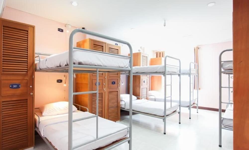 Royal Express Inn Sukhumvit Bangkok - Tap to explore photos