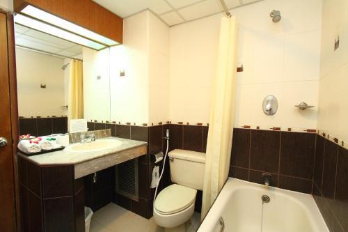 Silom Avenue Inn - Tap to explore photos