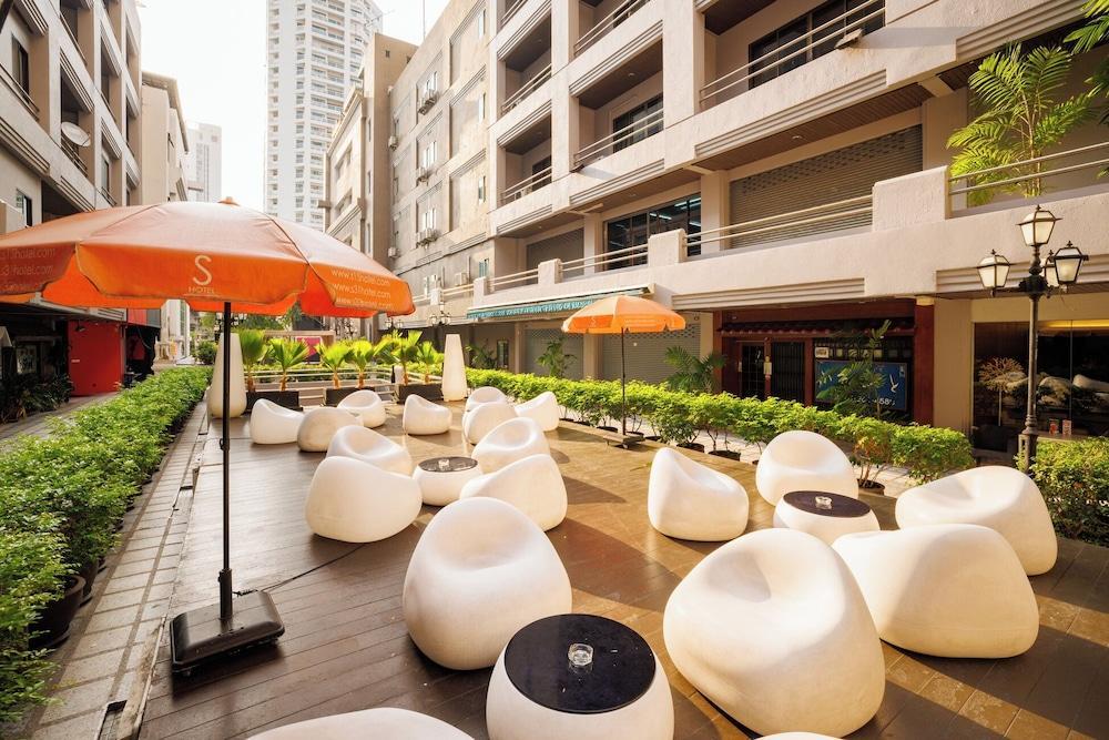S33 Compact Sukhumvit Hotel - Tap to explore photos