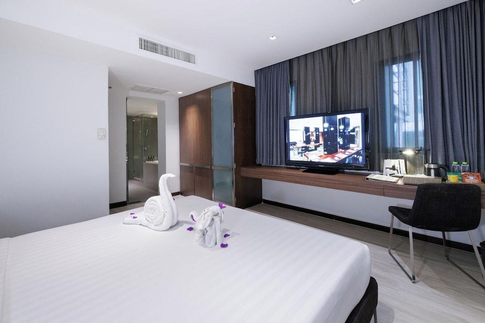 S33 Compact Hotel Room Type - XL Suite with Jacuzzi