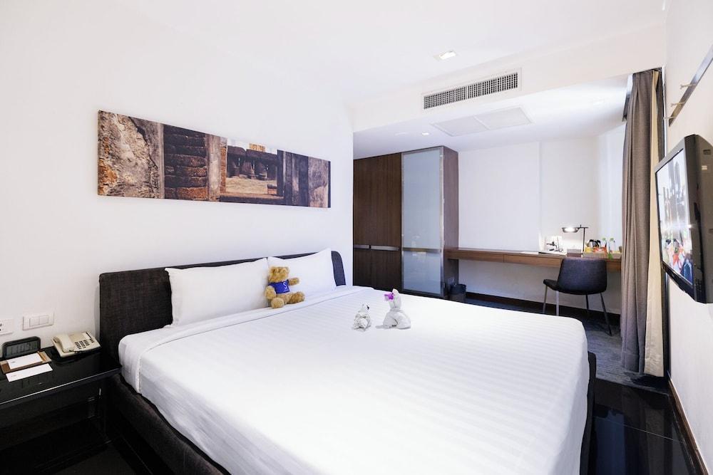 S33 Compact Hotel Room Type - Deluxe Double Room (M)