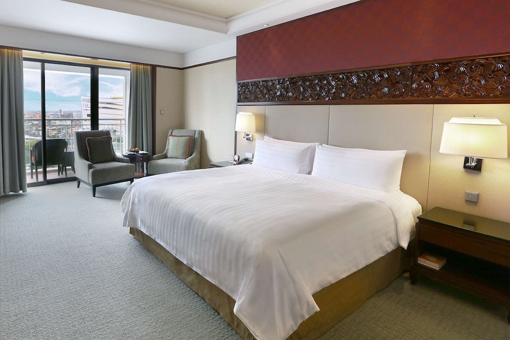 Shangri-La Hotel Bangkok Room Type - Premier Balcony 1 King Shangri-La Hotel Bangkok Room Type - Premier Balcony 1 King