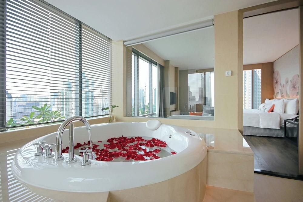 Sivatel Bangkok Suites Room Type - Chaba Honeymoon Suite with Jacuzzi