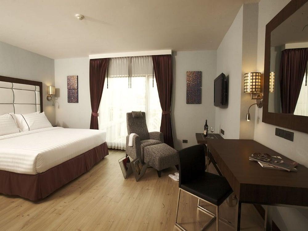 Sukhumvit Suites Hotel Room Type - Deluxe Room
