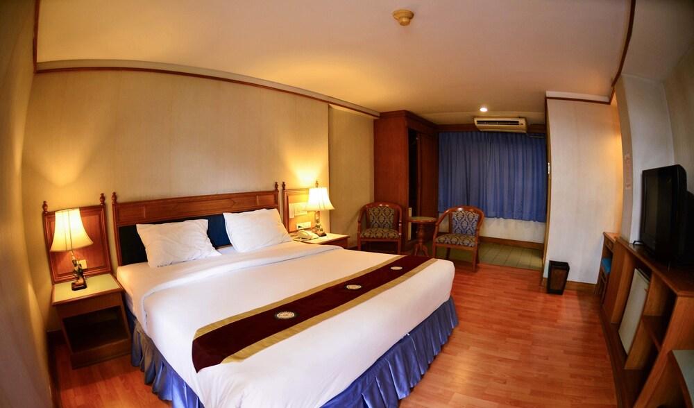 Silom Village Inn Room Type - Standard Twin Bed