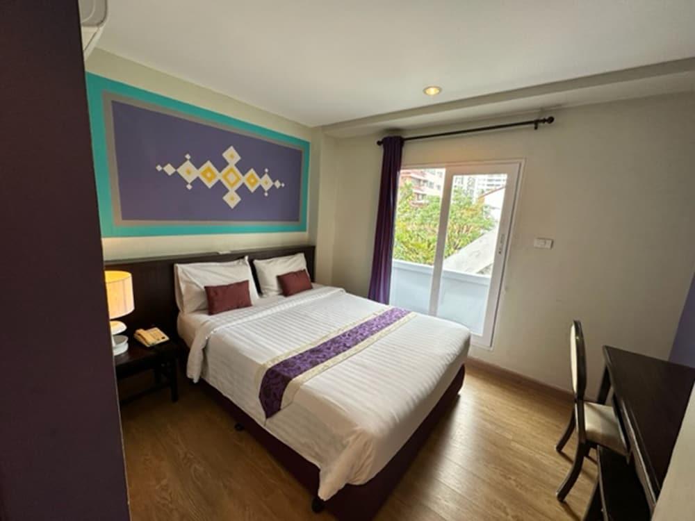 Sawasdee Hotel @ Sukhumvit Soi 8 - Tap to explore photos