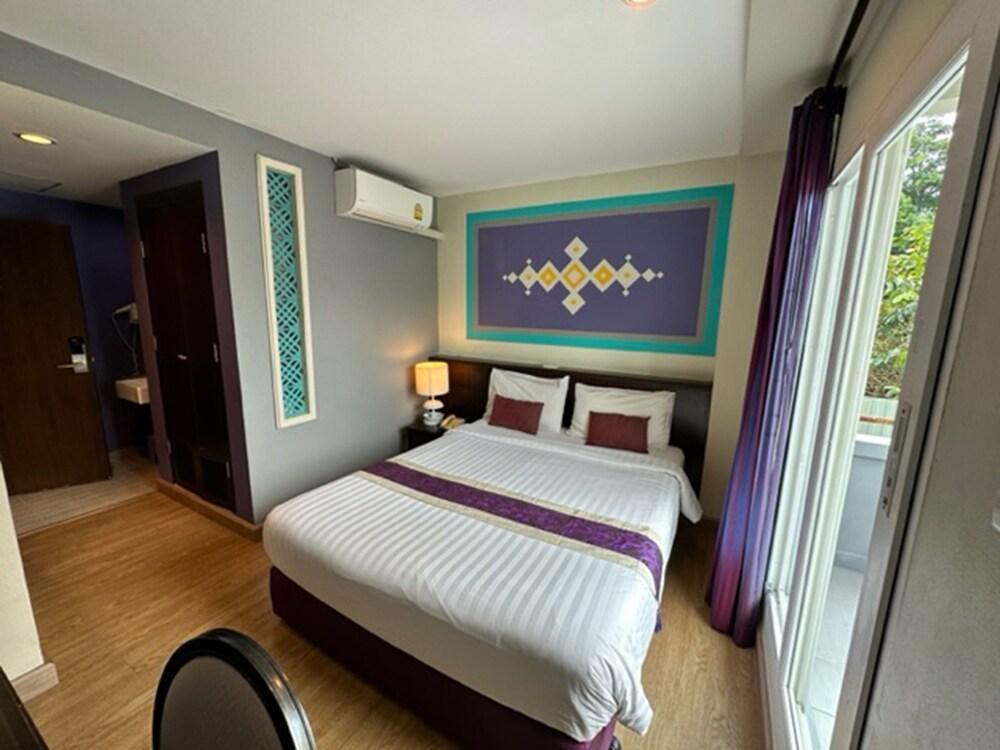 Sawasdee Hotel @ Sukhumvit Soi 8 - Tap to explore photos