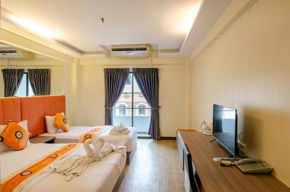 Tara Lake Bangkok Room Type - Deluxe Triple Room