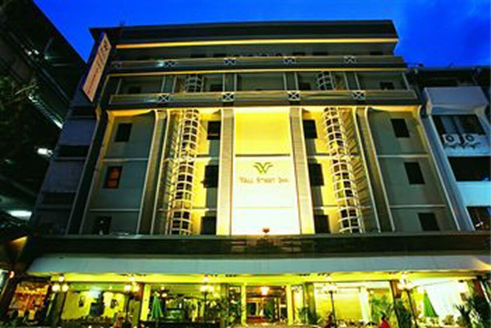 Wall Street Inn - Tap to explore photos