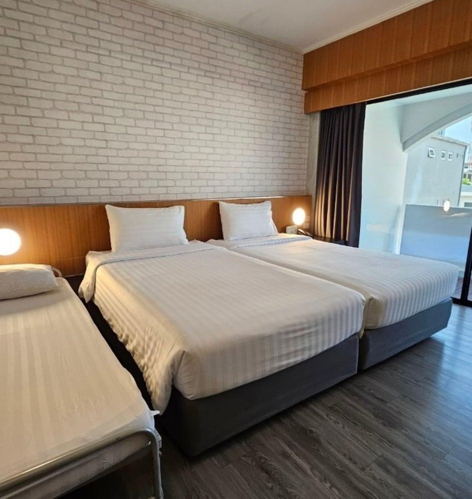 White Palace Bangkok Room Type - Superior Family Triple with Balcony