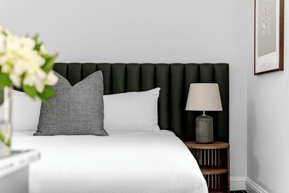 Hotel Challis Potts Point Room Type - Deluxe Queen Room, 1 Queen Bed